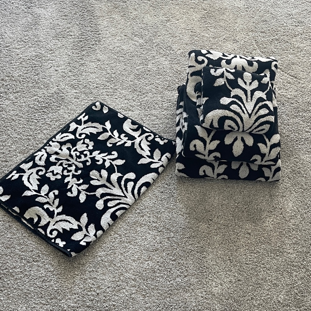 Black and White Damask Bath Towel set